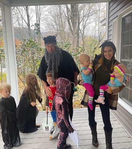 Alec Baldwin’den ailesiyle Cadılar Bayramı pozu tepki çekti